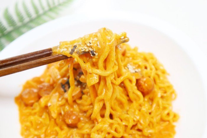 كيف أصبحت إندومي كاربونارا بولداك (Carbonara Buldak) ظاهرة الكي-فود العالمية التي لا تقاوم؟ 😍🔥