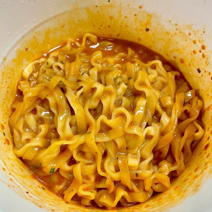 Bakit Naging Global K-Food Phenomenon ang <strong>Carbo Buldak</strong> Na ‘Hindi Gaano Masangkot sa Anghang’?