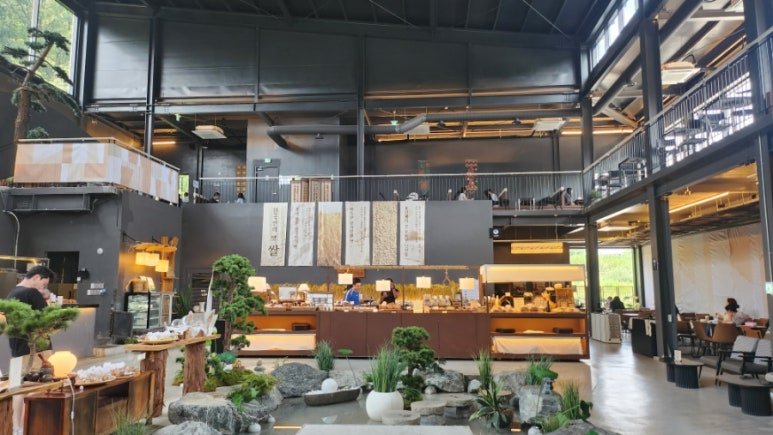 From Central Ponds to Mother-of-Pearl Accents: A Deep Dive into Yongin Arirang Dowon’s Traditional Korean Interior Space Tour From Central Ponds to Mother-of-Pearl Accents: A Deep Dive into Yongin Arirang Dowon’s Traditional Korean Interior Space