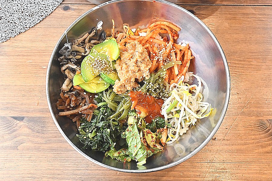 La Generación Z reinventa el bibimbap en las redes: ¿Qué ha cambiado en este plato coreano? 🥢🔥