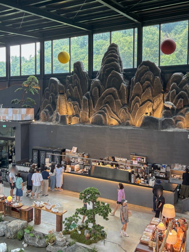 From Central Ponds to Mother-of-Pearl Accents: A Deep Dive into Yongin Arirang Dowon’s Traditional Korean Interior Space Tour From Central Ponds to Mother-of-Pearl Accents: A Deep Dive into Yongin Arirang Dowon’s Traditional Korean Interior Space