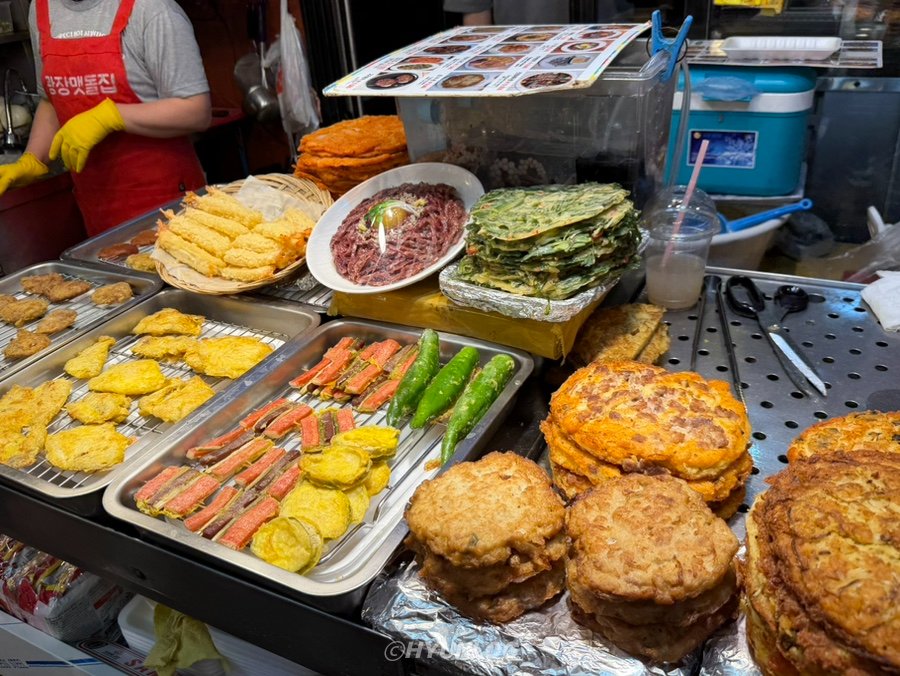 O Mercado Gwangjang é a parada obrigatória em Seul para uma viagem gastronômica tradicional incrível em 5.000 lojas! O Mercado Gwangjang é a parada obrigatória em Seul para uma viagem gastronômica tradicional incrível em 5.000 lojas!